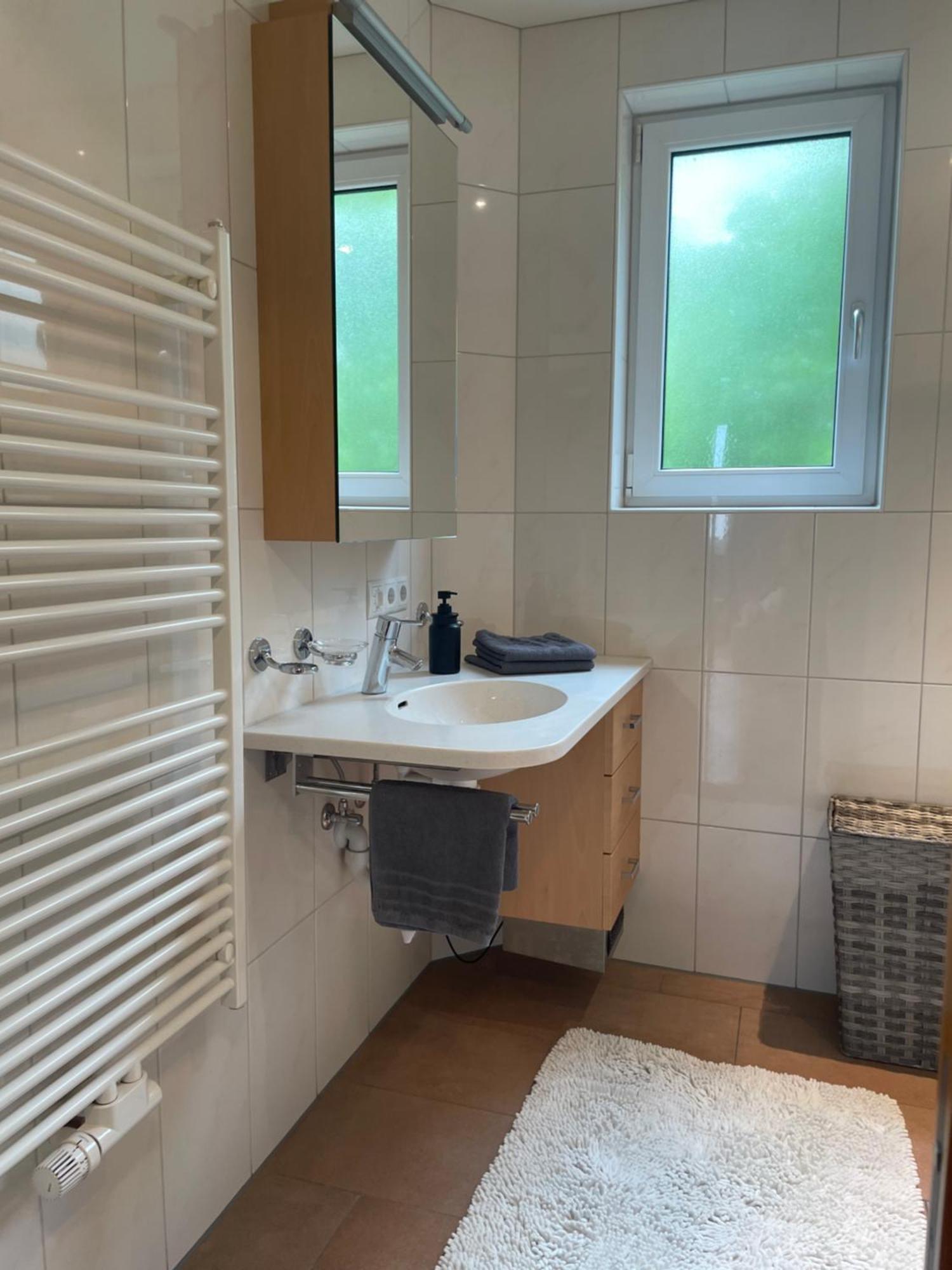 Crown Living Design Apartment - 2 Schlafzimmer - Kueche - Gratis Parkplatz - Abstellraum Fuer Fahrraeder/Ski Mader المظهر الخارجي الصورة
