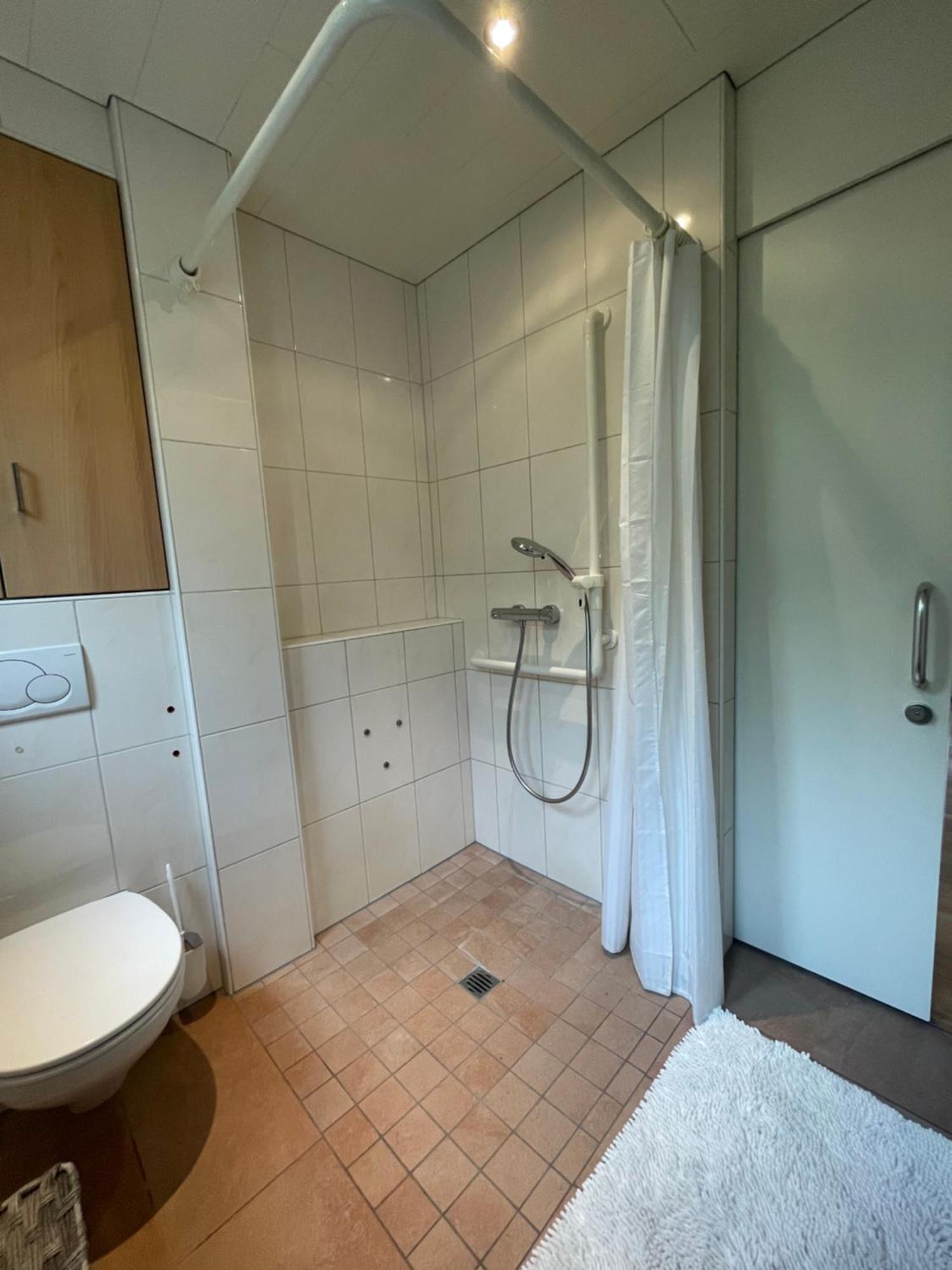 Crown Living Design Apartment - 2 Schlafzimmer - Kueche - Gratis Parkplatz - Abstellraum Fuer Fahrraeder/Ski Mader المظهر الخارجي الصورة