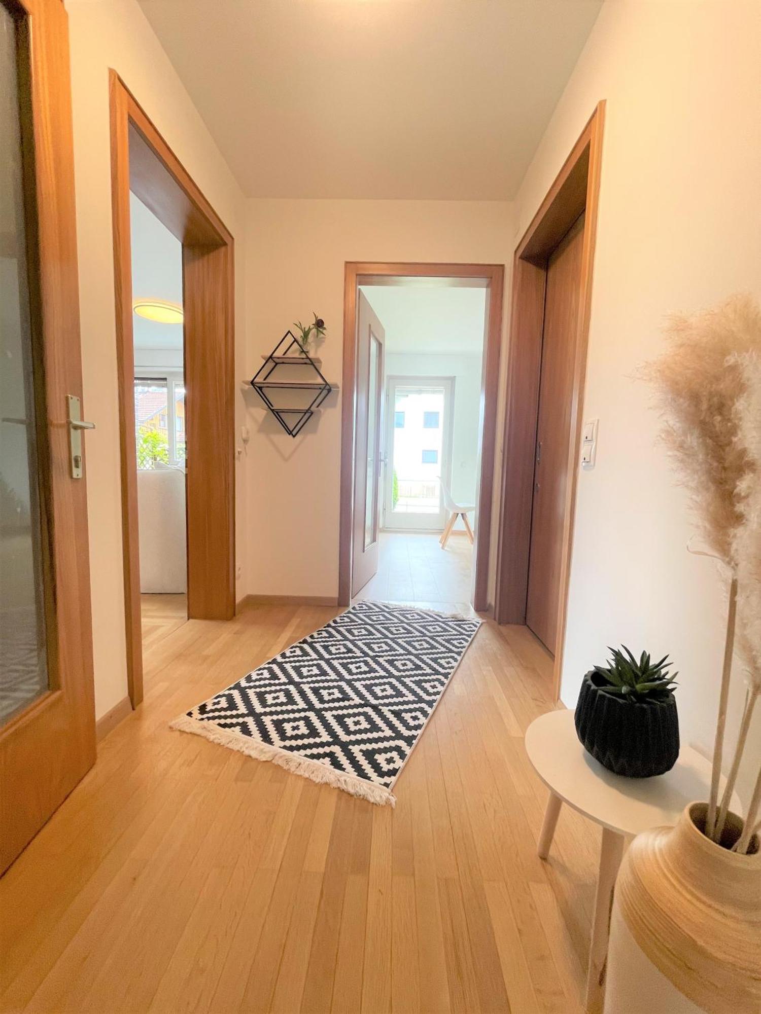Crown Living Design Apartment - 2 Schlafzimmer - Kueche - Gratis Parkplatz - Abstellraum Fuer Fahrraeder/Ski Mader المظهر الخارجي الصورة