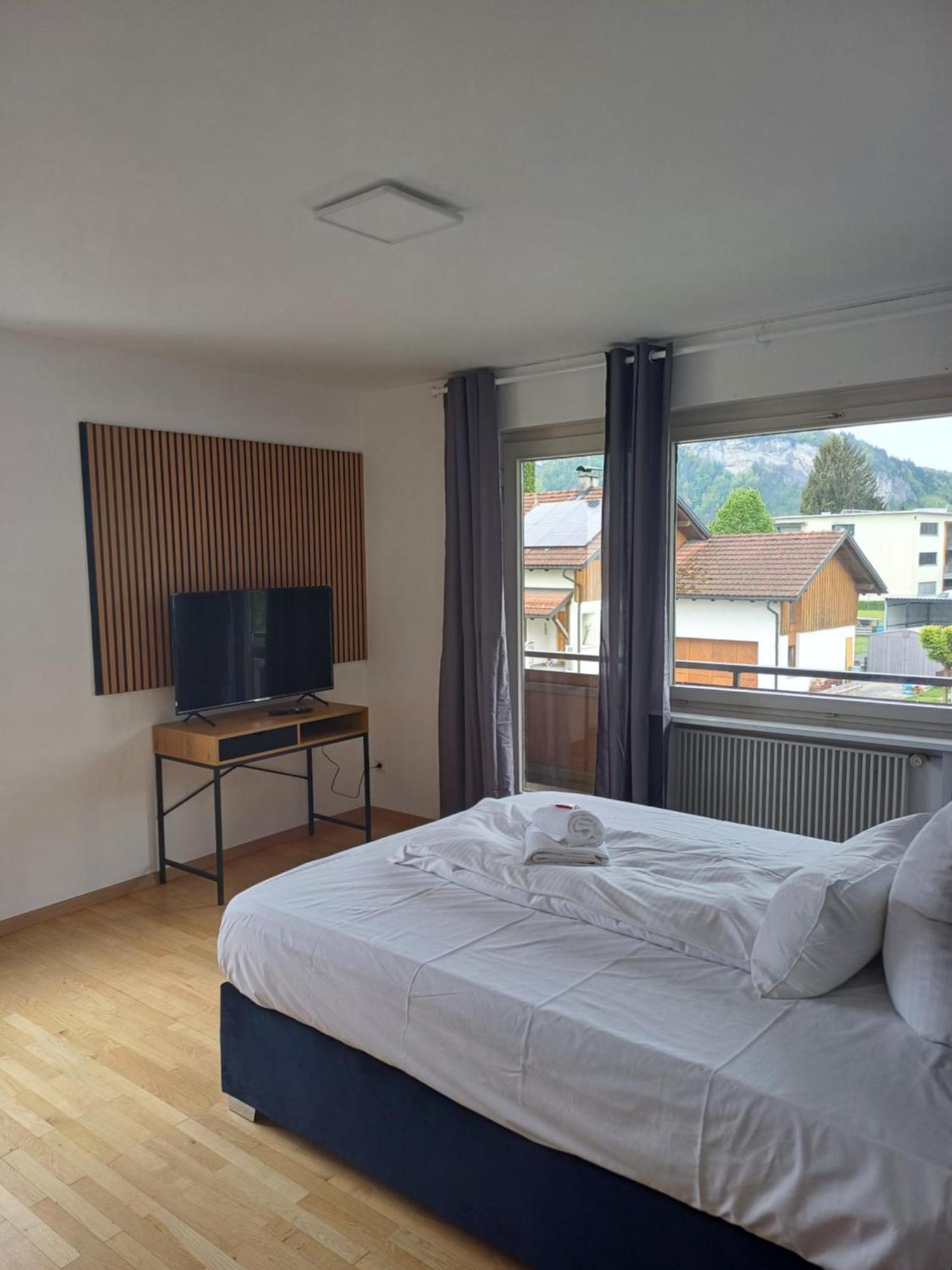 Crown Living Design Apartment - 2 Schlafzimmer - Kueche - Gratis Parkplatz - Abstellraum Fuer Fahrraeder/Ski Mader المظهر الخارجي الصورة
